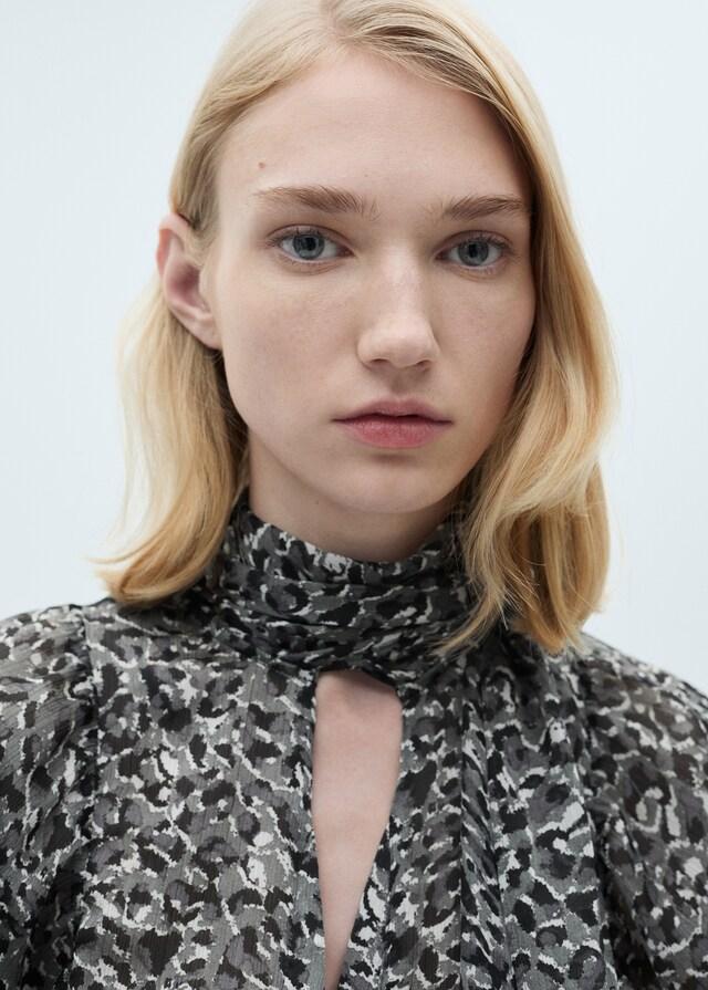 Mango Bluse in Leo-Optik mit Schleifenkragen Angebote