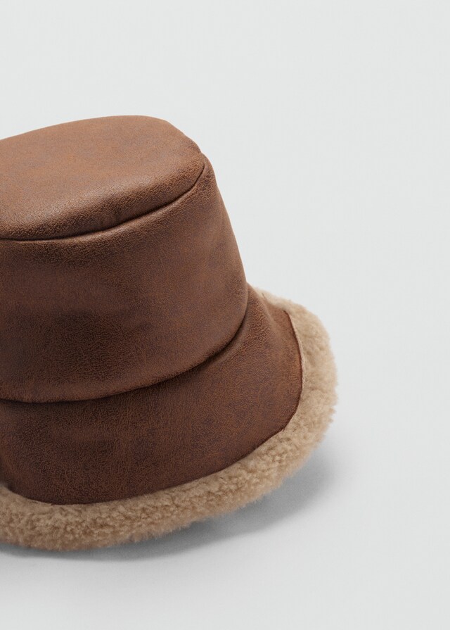 Mango Fischerhut aus Kunstshearling