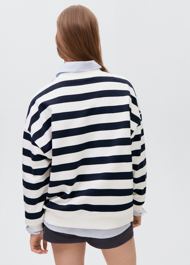 Mango Gestreiftes Sweatshirt mit Text Exklusivangebot