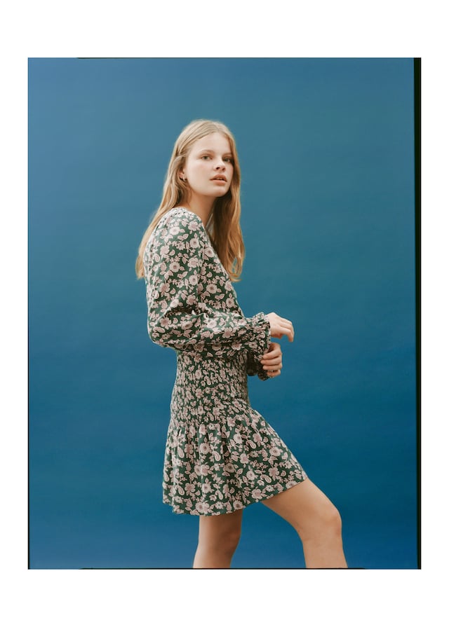 Mango Kleid mit Buchstaben-Muster und Raffdetails Saisonschlussverkauf